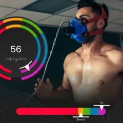 Mężczyzna w masce oddechowej podczas testu wysiłkowego. Wynik 56 ml/kg/min pokazuje jego VO2max, czyli co to jest maksymalne pobranie tlenu.