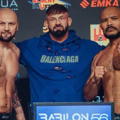 Trzech mężczyzn na scenie, dwóch zawodników MMA w gotowości do walki, jeden w niebieskiej bluzie z kapturem. Wyniki Babilon MMA już wkrótce!