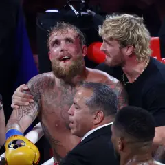 Jake Paul, z zakrwawionymi ustami, wspierany przez brata Logana. Czy to zapowiedź walki z Anthonym Joshuą?