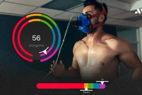 Mężczyzna w masce oddechowej podczas testu wysiłkowego. Wynik 56 ml/kg/min pokazuje jego VO2max, czyli co to jest maksymalne pobranie tlenu.