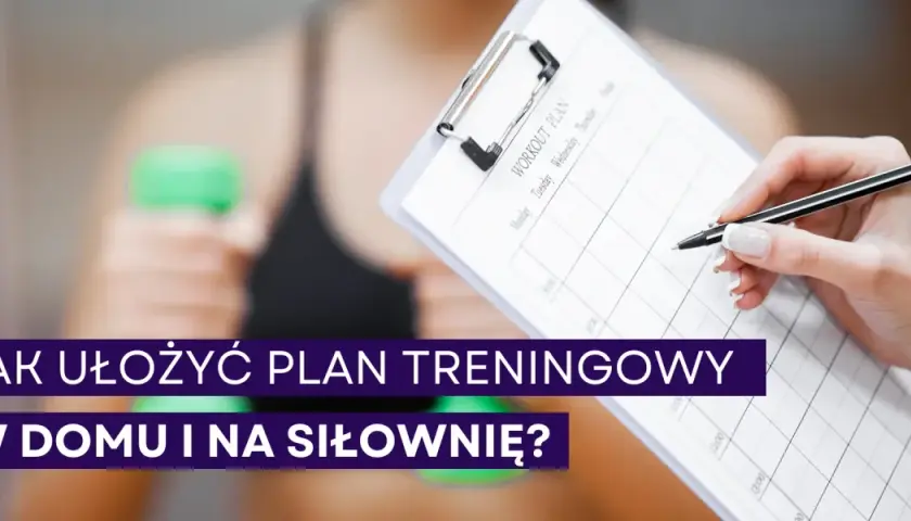 Kobieta z zielonym hantlem w tle pisze piórem na kartce z planem treningowym. Jak ułożyć plan treningowy w domu i na siłownię?