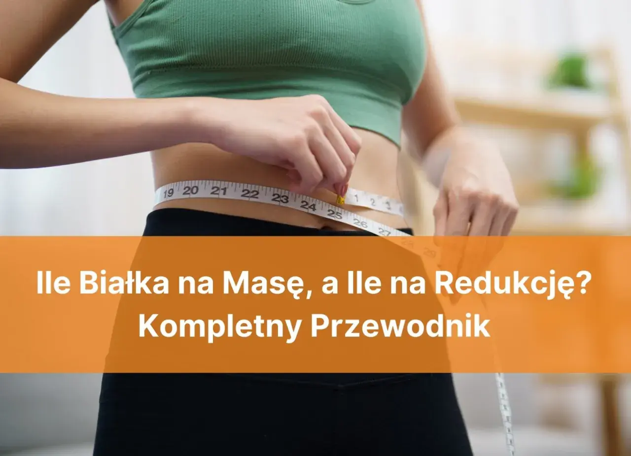 Kobieta mierzy talię centymetrem. Dowiedz się, ile białka na masę i redukcję potrzebujesz.