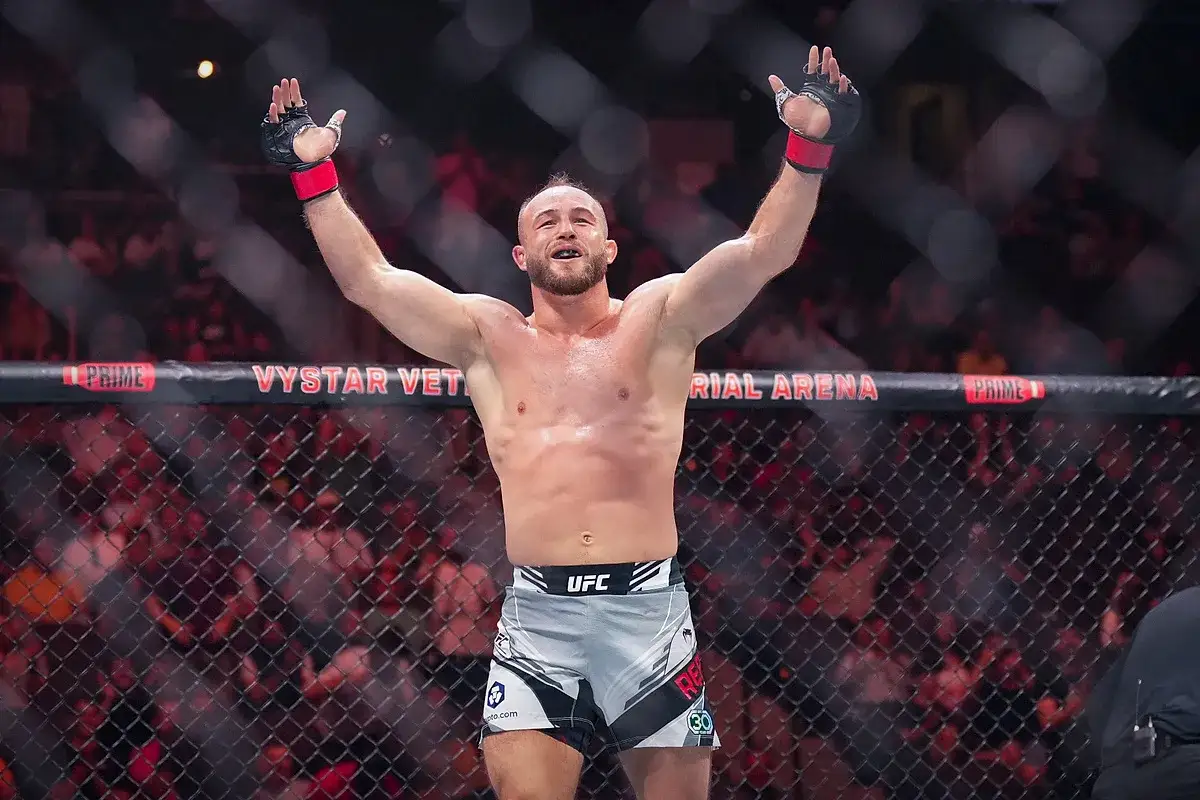 Zwycięzca UFC z rękami w górze, gotowy na kolejne walki z ufc terminarz.