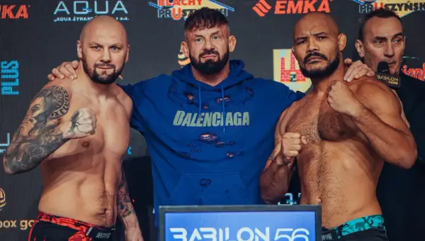 Trzech mężczyzn na scenie, dwóch zawodników MMA w gotowości do walki, jeden w niebieskiej bluzie z kapturem. Wyniki Babilon MMA już wkrótce!