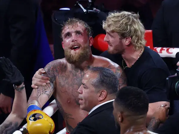 Jake Paul, z zakrwawionymi ustami, wspierany przez brata Logana. Czy to zapowiedź walki z Anthonym Joshuą?